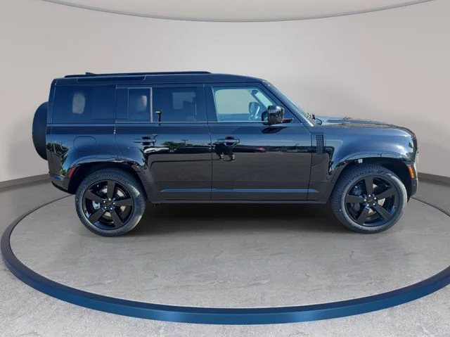 New 2026 Santorini Black Land Rover X-Dynamic SE image 4