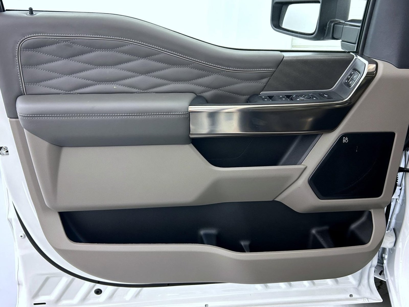 New 2027 Star White Metallic Tri-Coat Ford Platinum image 10