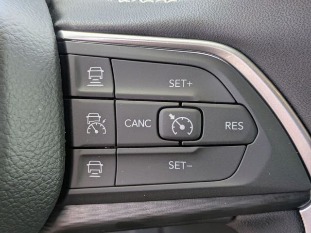 New 2025 Bright White Clear-Coat Exterior Paint Jeep Laredo image 19