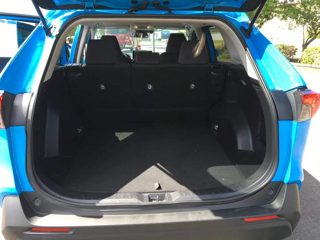 2019 Toyota RAV4 LE - Photo 31