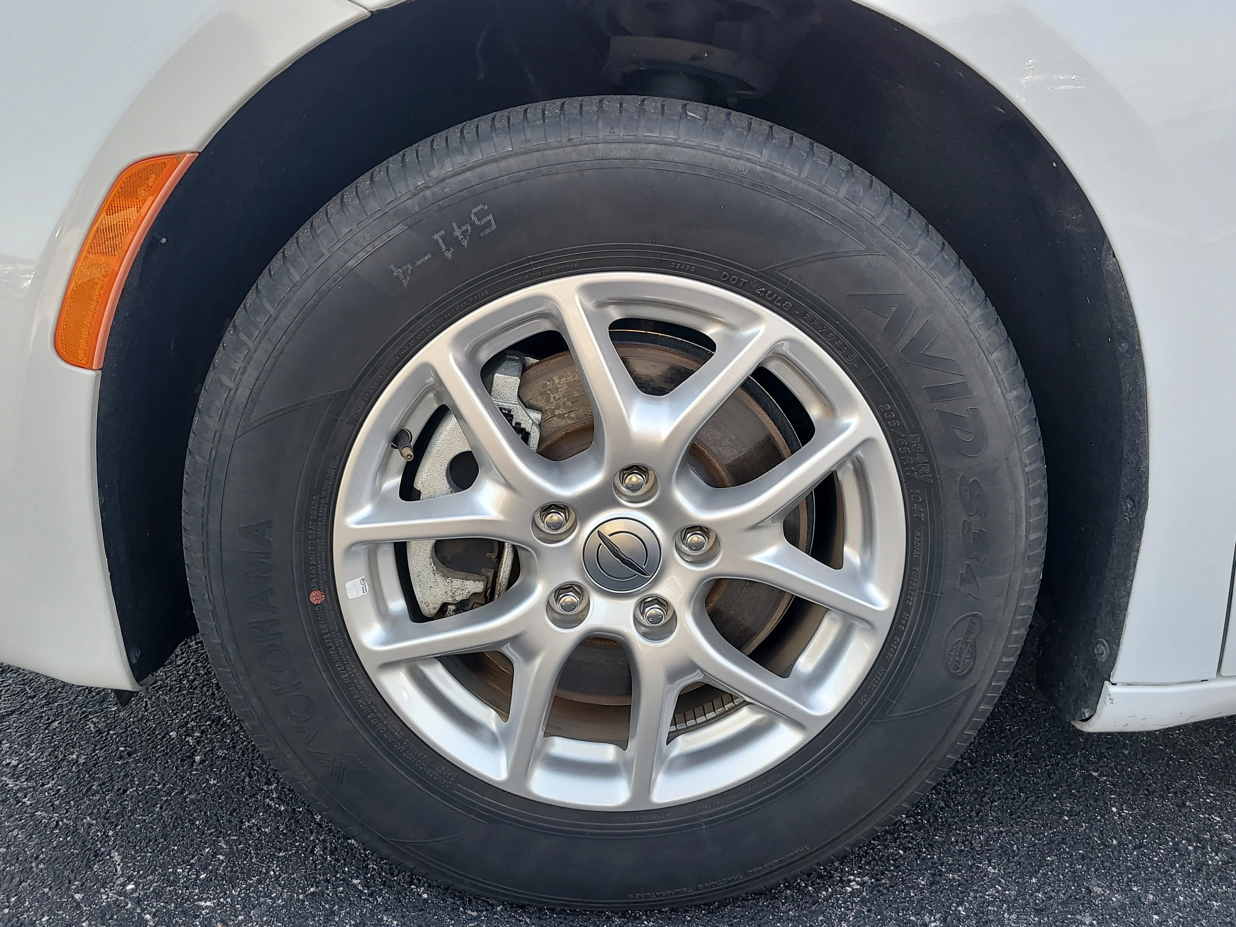 Used 2023 Bright White Clearcoat Chrysler LX image 9