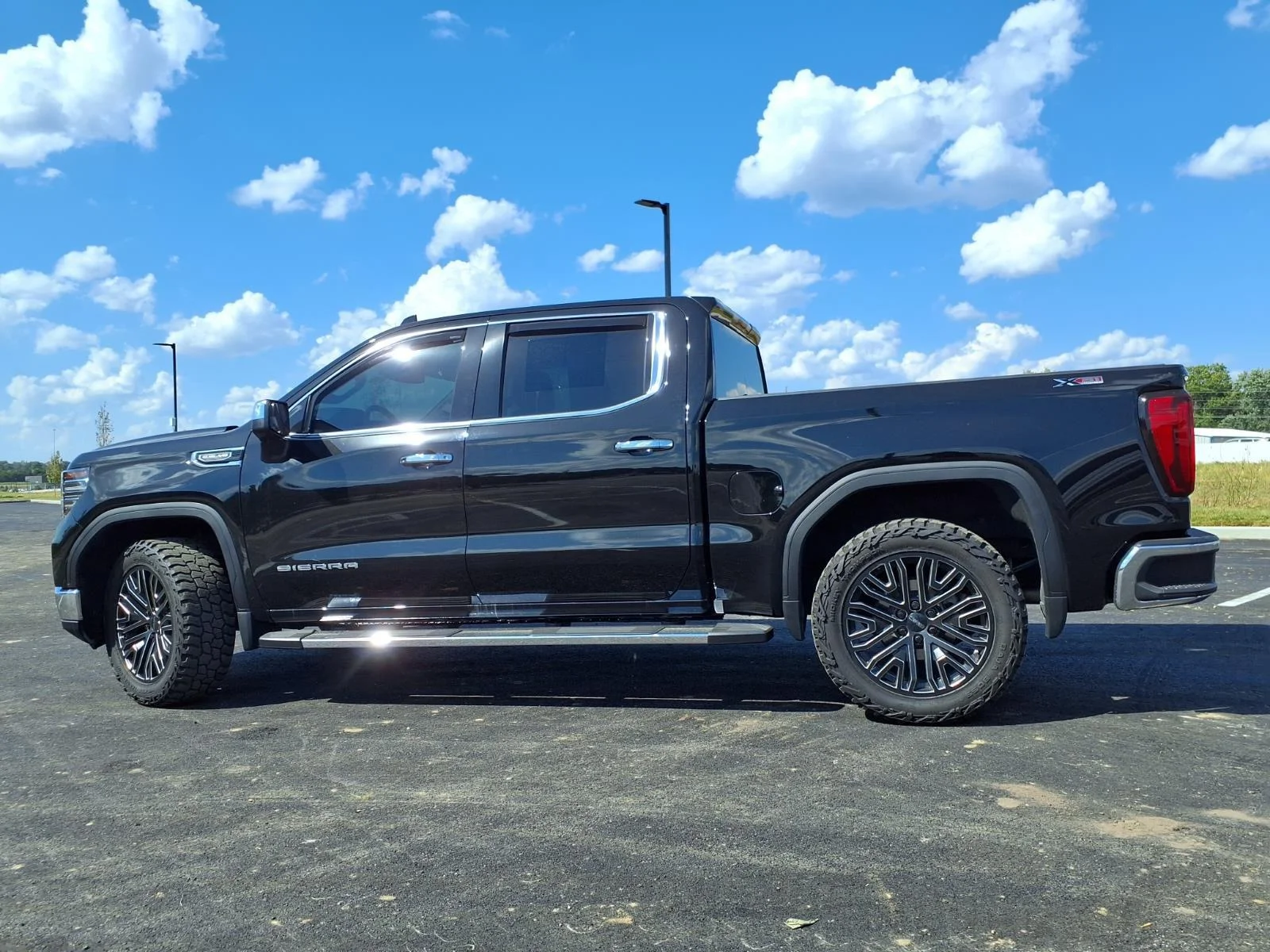 Used 2023 Onyx Black GMC SLT image 28