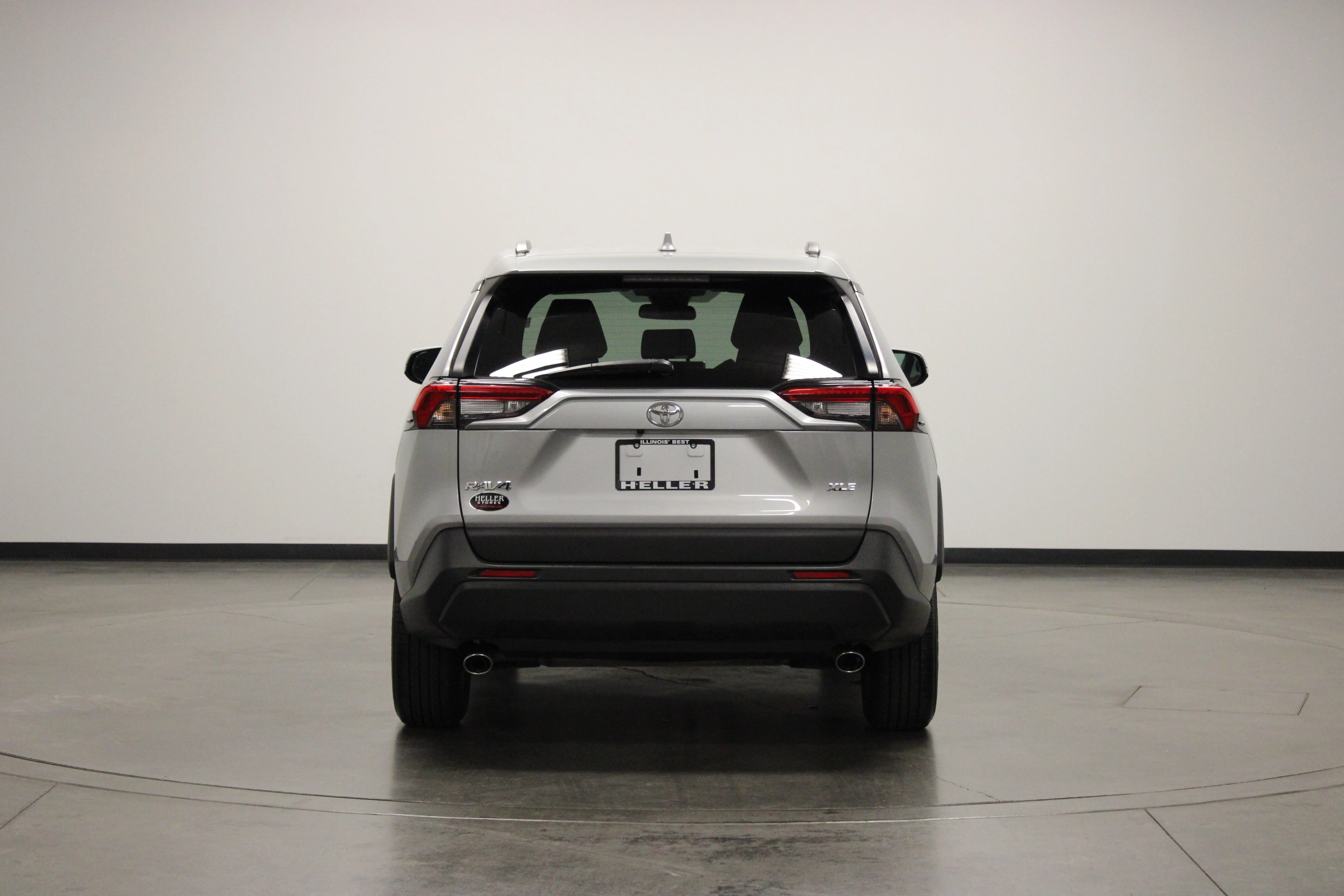 Used 2025 Silver Sky Metallic Toyota XLE image 7