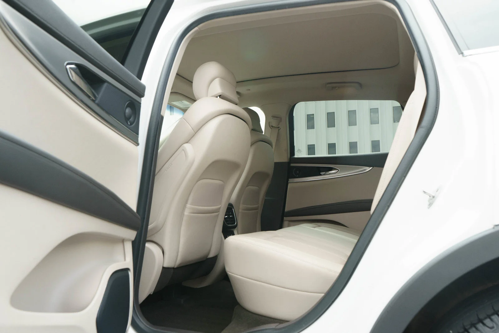 Used 2020 White Lincoln Reserve image 14