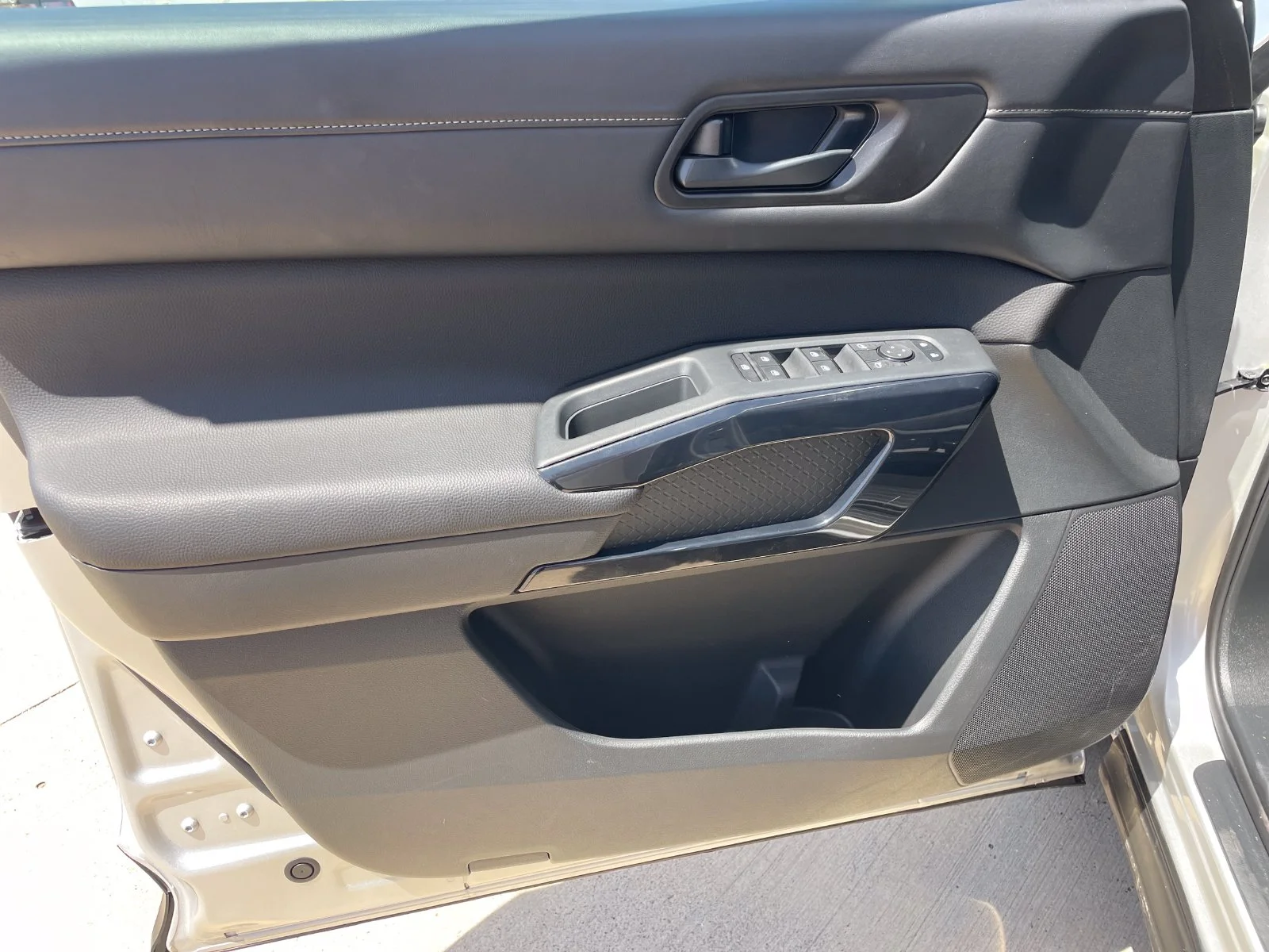 Used 2025 Silver Nissan SV image 21