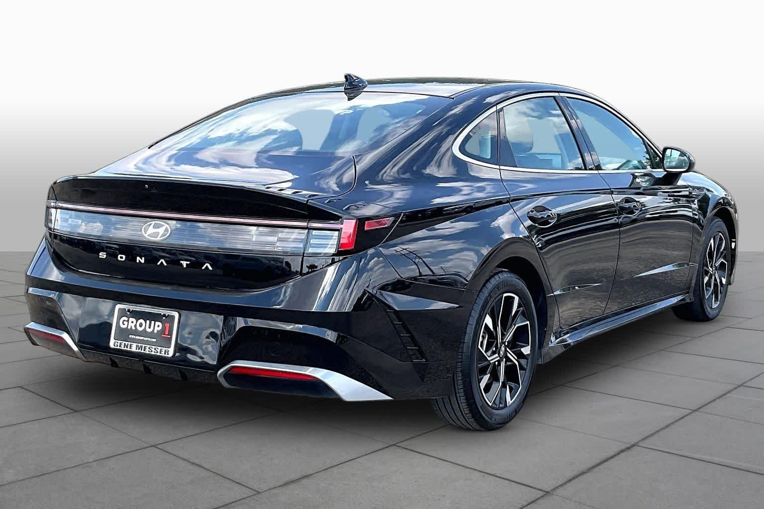 Used 2025 Black Hyundai SEL image 12