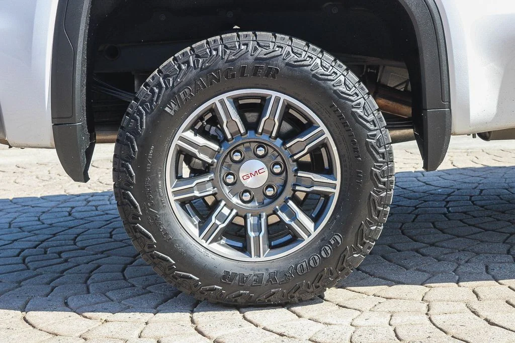 Used 2025 White GMC AT4 image 12