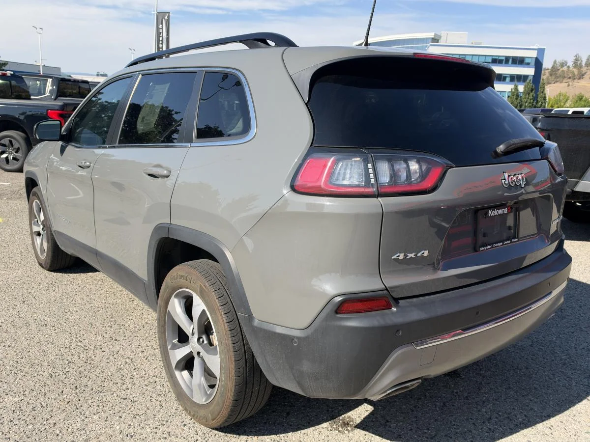 Used 2022 Grey Jeep Limited 4x4 image 4