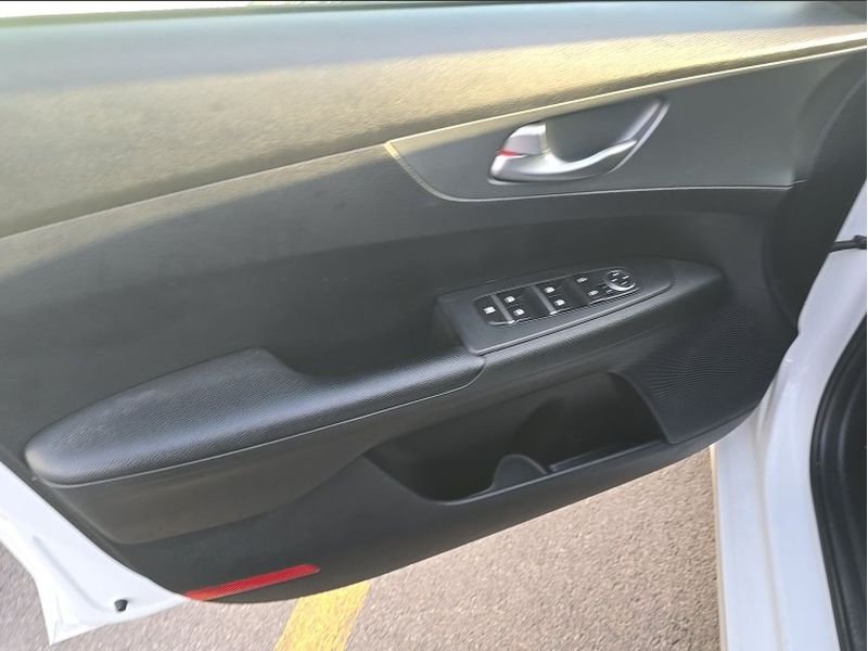 Used 2021 White Kia LXS image 15