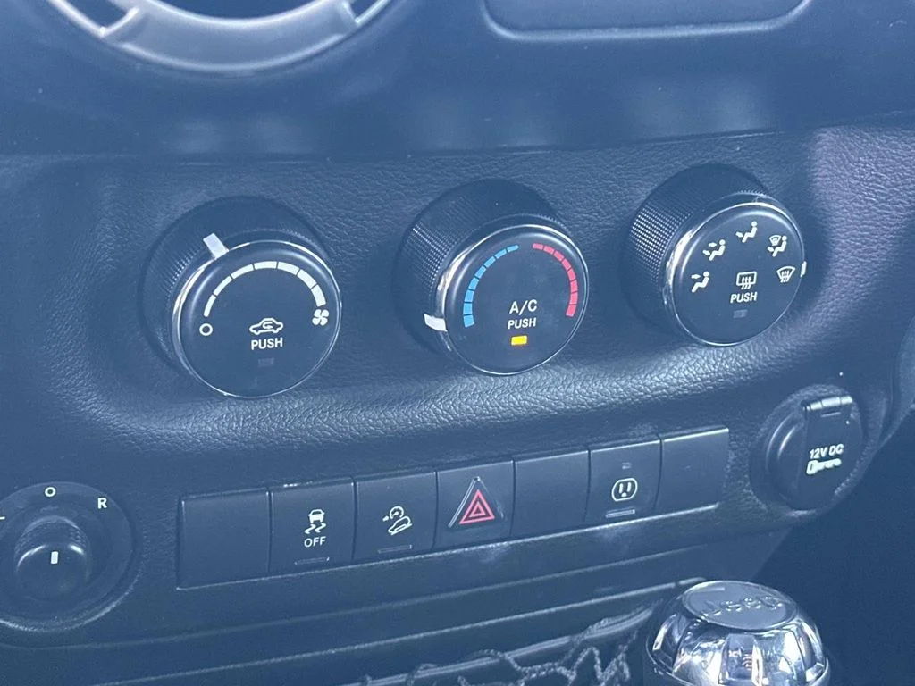 Used 2018 White Jeep Unlimited Sahara image 22