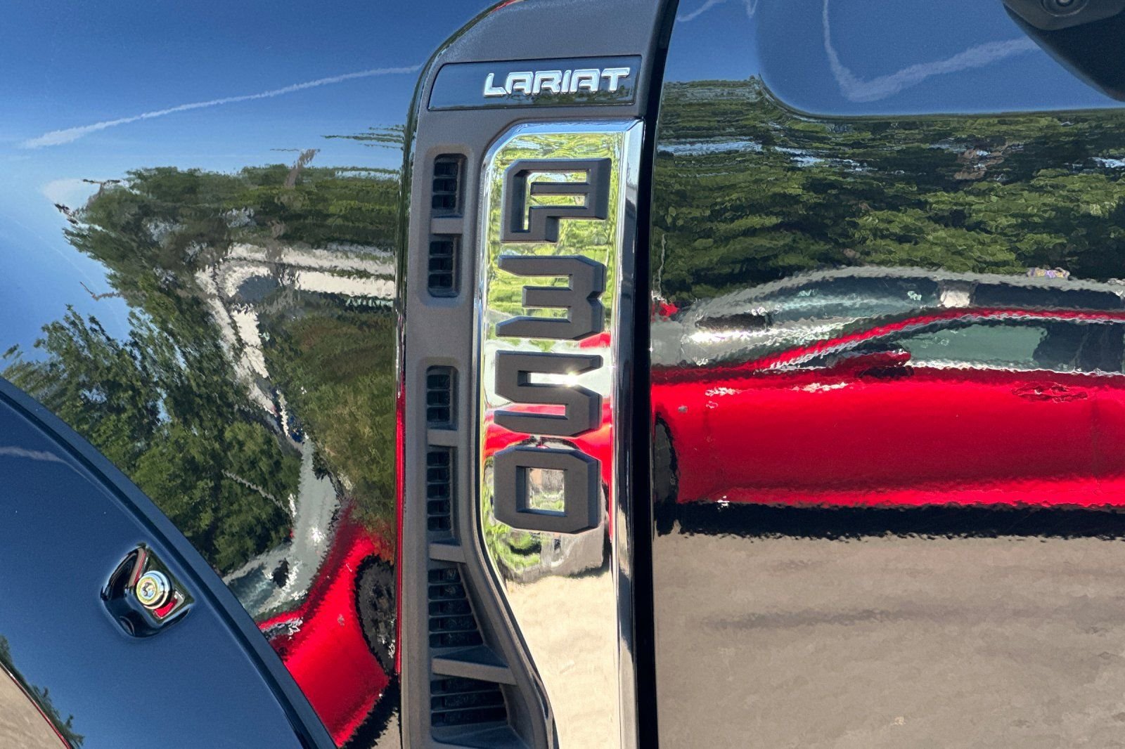 Used 2025  Ford Lariat image 26