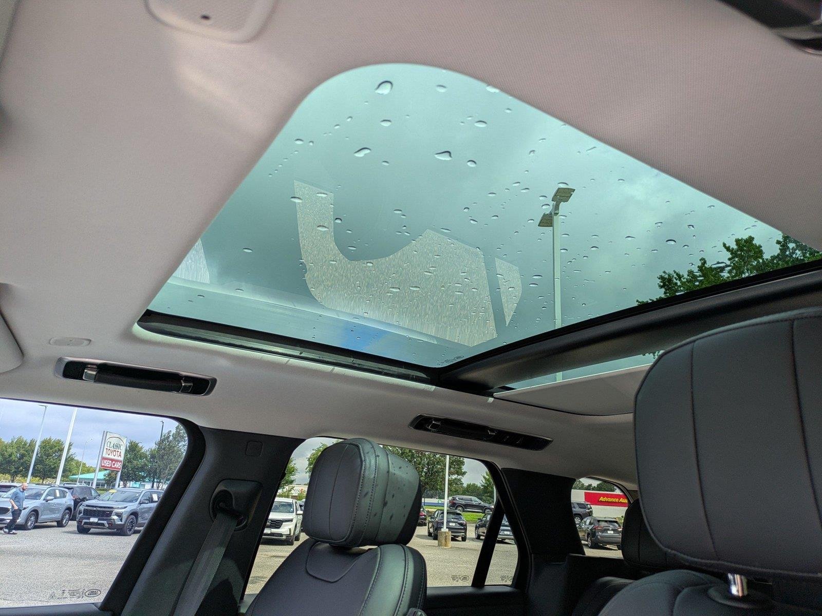 Used 2024 Fuji White Land Rover SE image 20