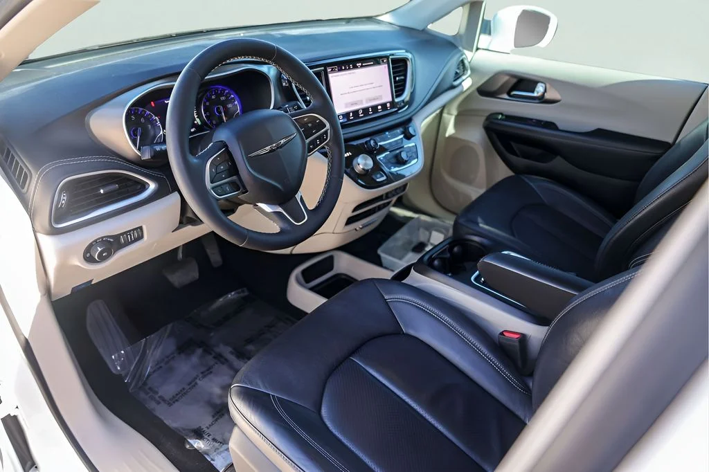 Used 2022 White Chrysler Touring L image 13