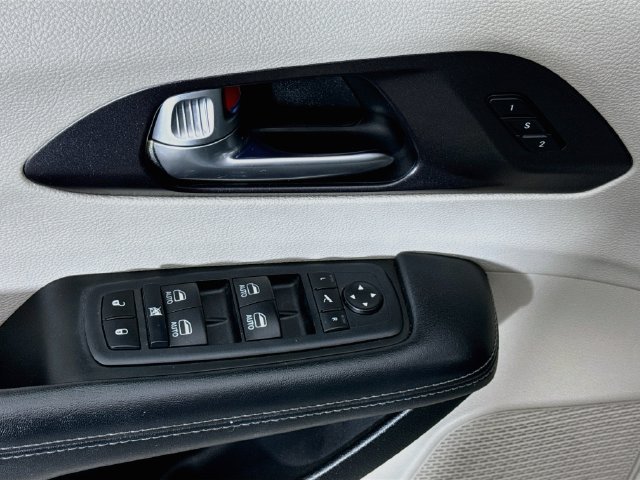 Used 2020 Gray Chrysler Limited image 17