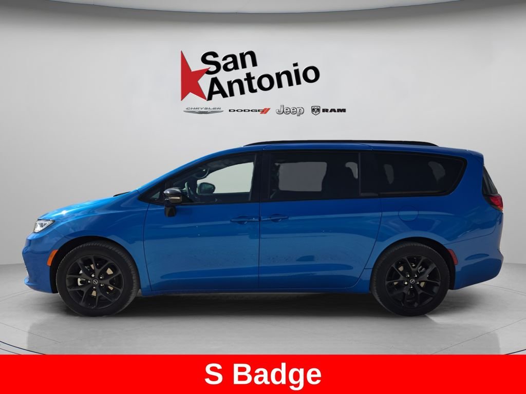 New 2026 Hydro Blue Pearl-Coat Exterior Paint Chrysler Select image 8