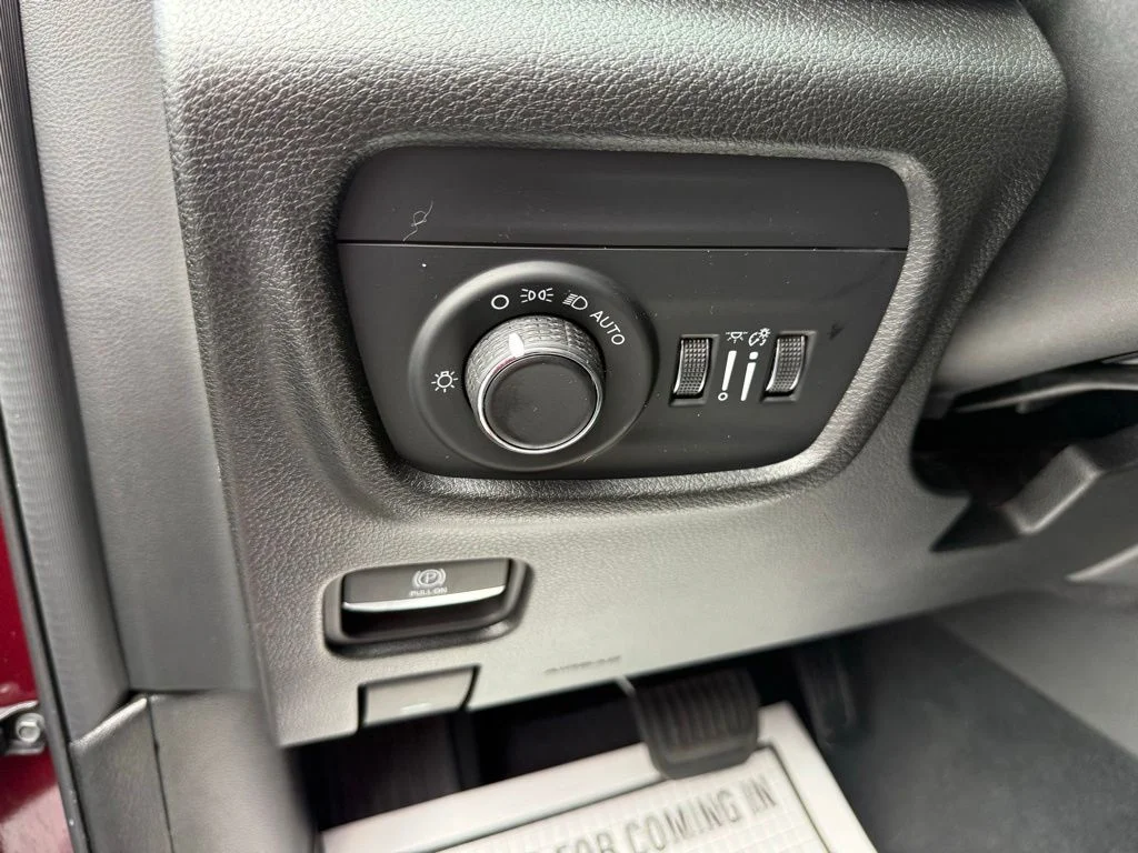 Used 2024 Red Jeep Altitude image 18