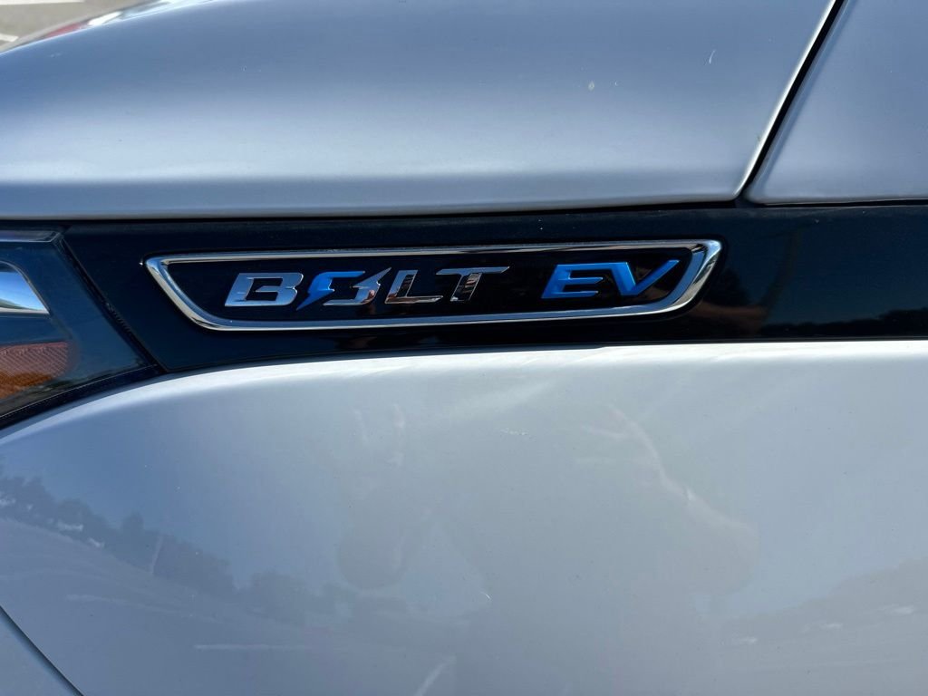 Used 2020 White Chevrolet Premier image 17