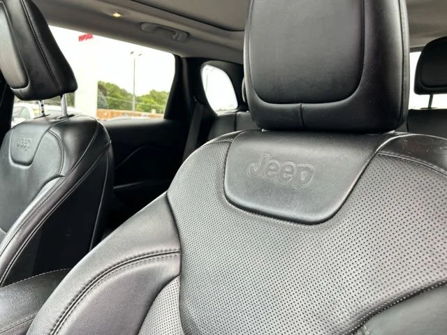 Used 2021 White Jeep Latitude Lux image 36