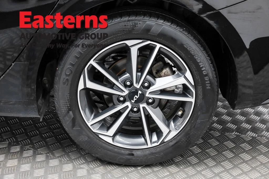 Used 2022 Black Kia LXS image 32