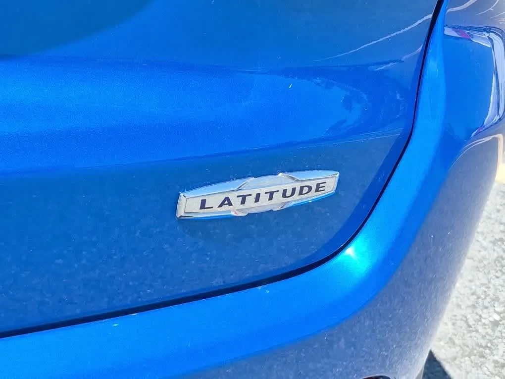 Used 2022 Laser Blue Pearlcoat Jeep Latitude image 21