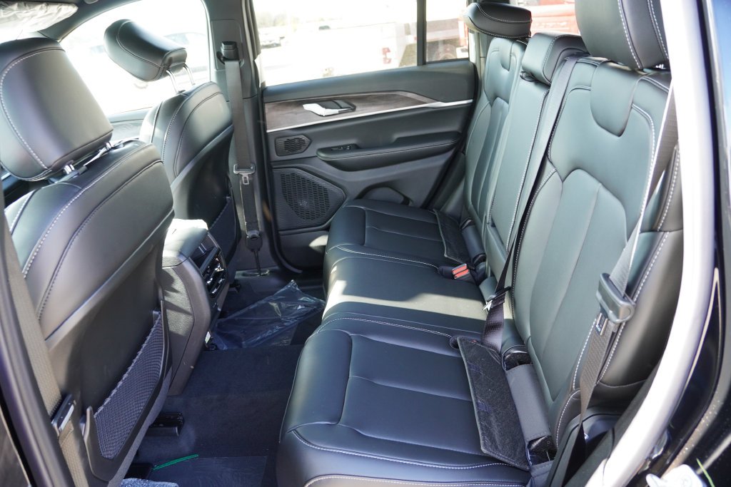 New 2027 High-Gloss Black Paint Jeep Limited image 11