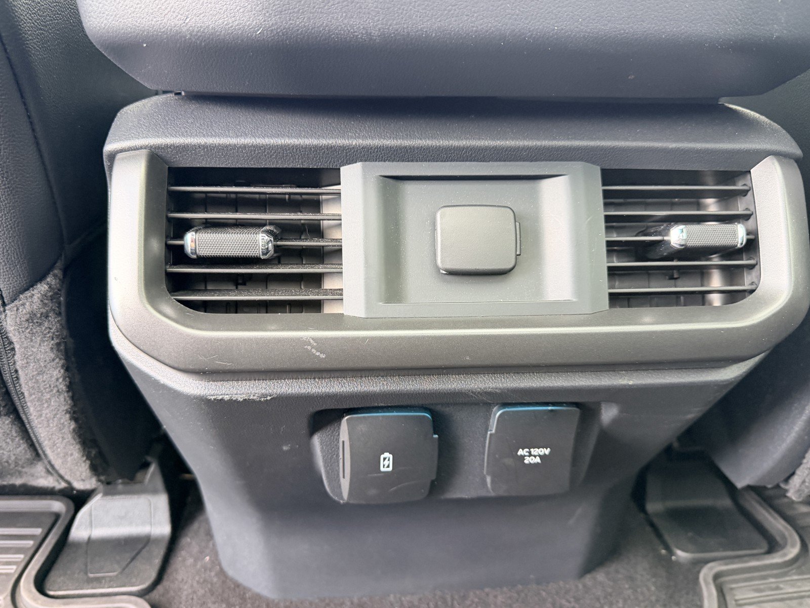 Used 2025 White Ford Lariat image 32