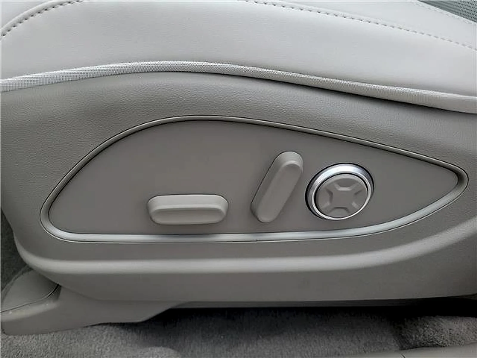 New 2026 White Hyundai SEL Premium image 13