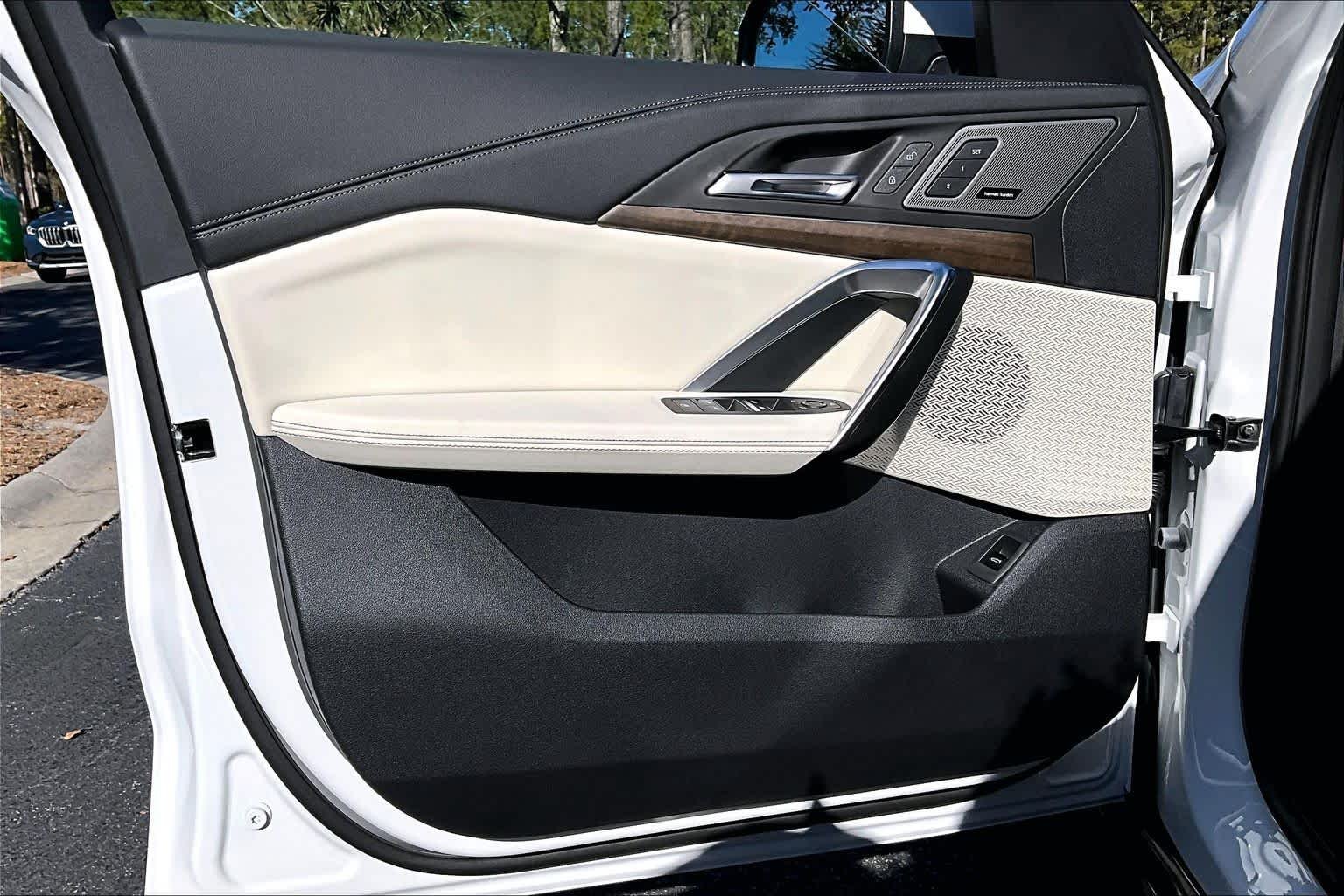Used 2026 Mineral White Metallic BMW xDrive28i image 10
