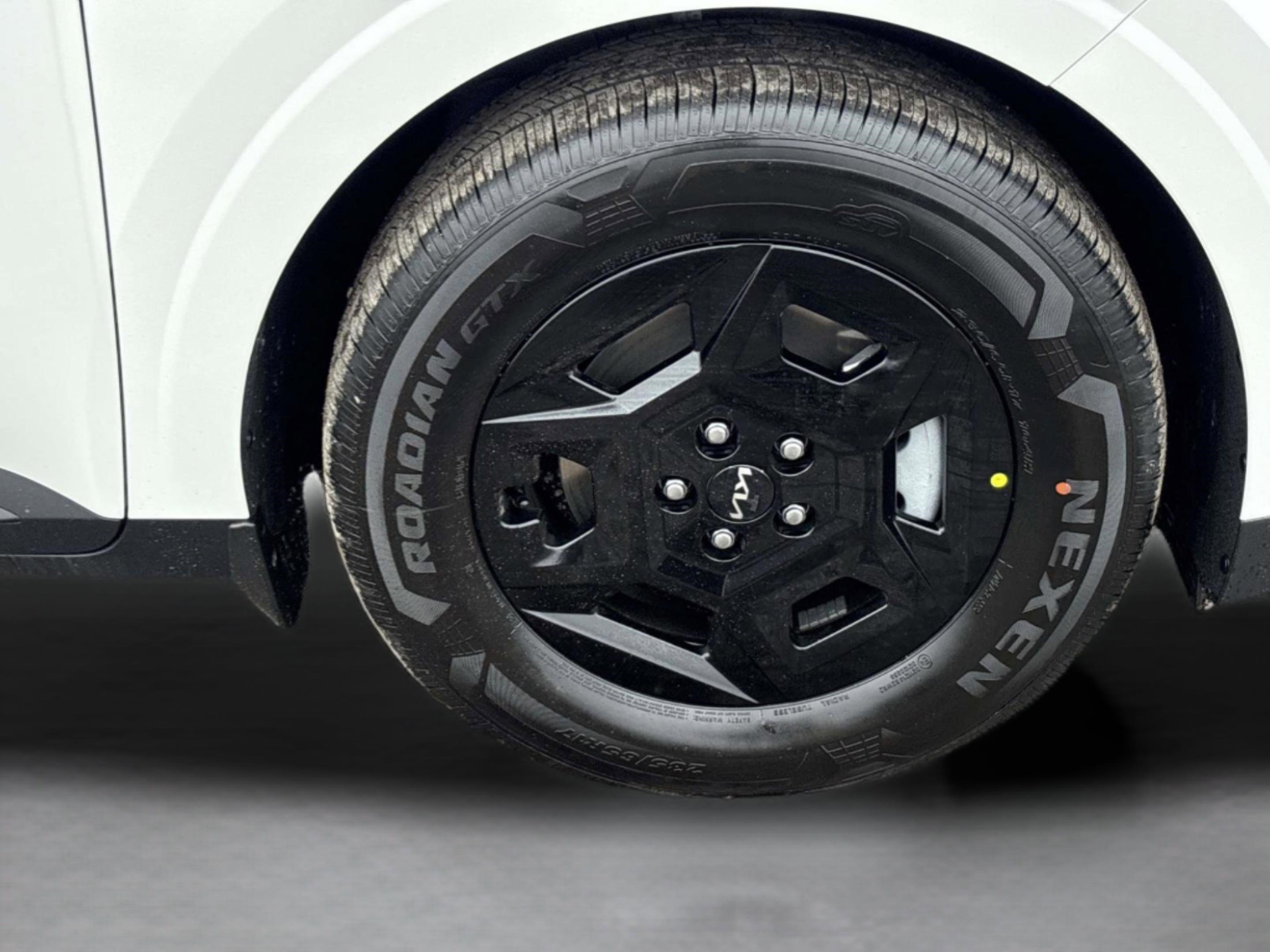 New 2026 Snow White Pearl Kia LXS image 9