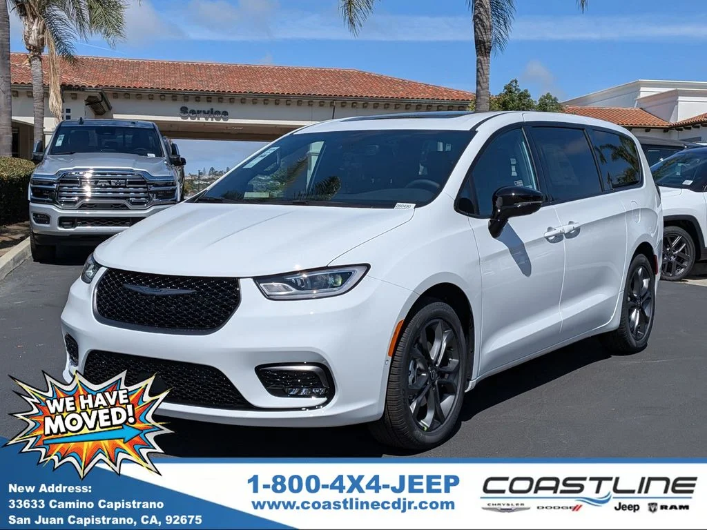 2026 Chrysler Pacifica Select's photo
