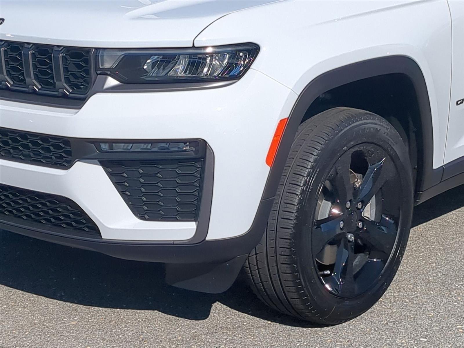 New 2026 Bright White Clear-Coat Exterior Paint Jeep Limited image 9
