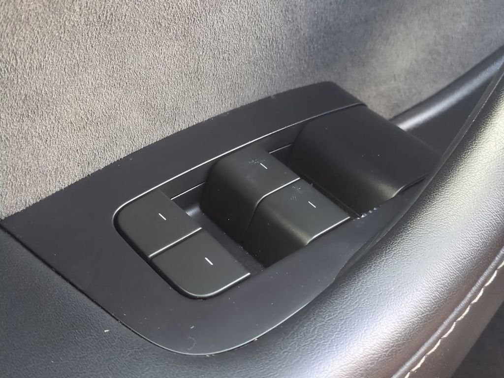 2024 Tesla Model Y Long Range - Photo 30