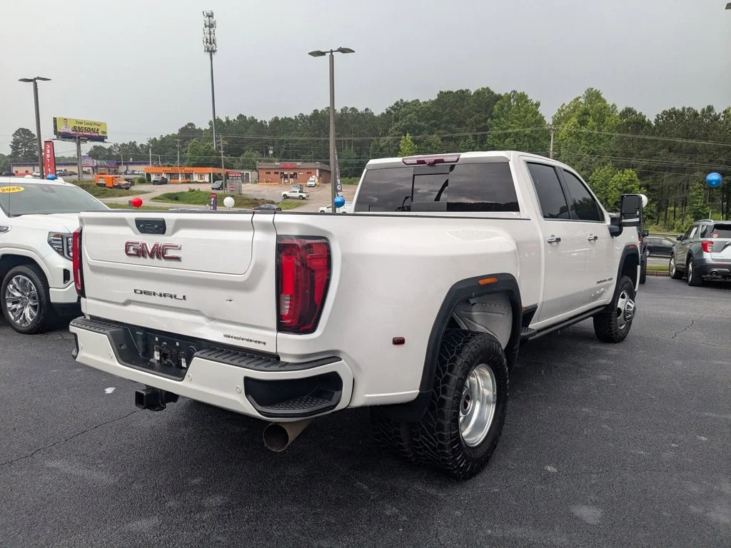 Used 2022 White Frost Tricoat GMC Denali image 5
