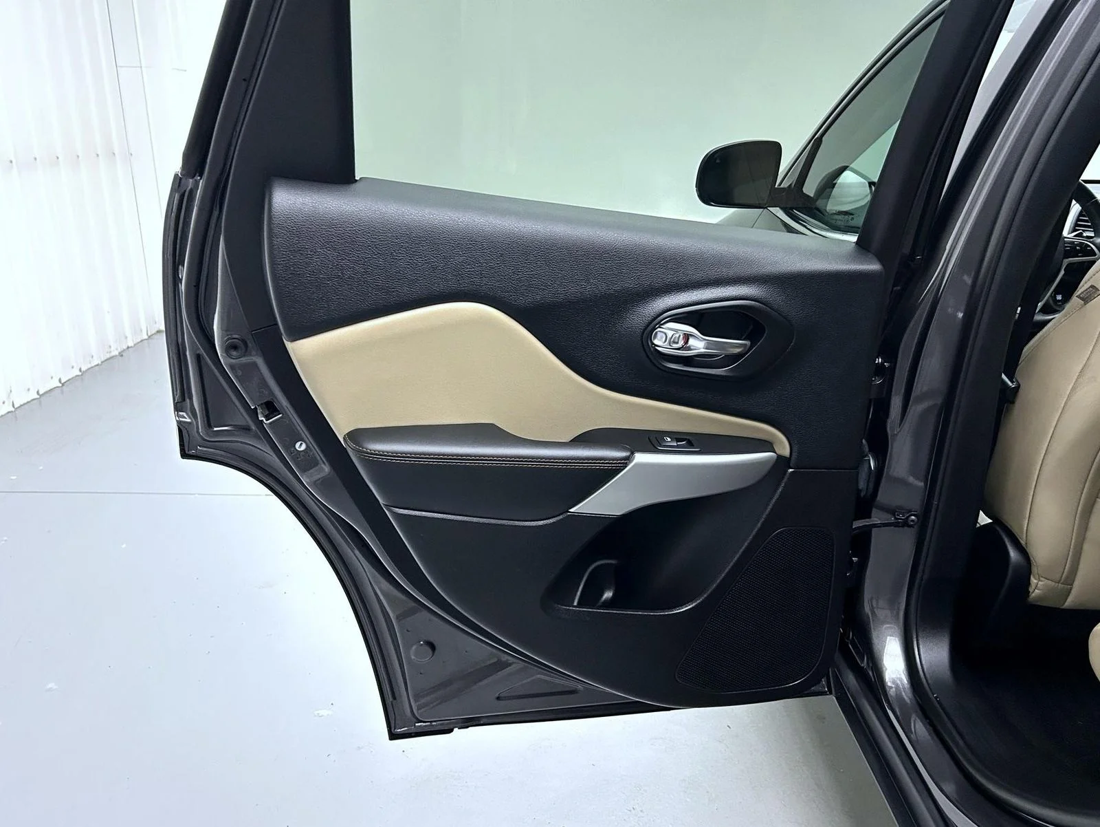Used 2018 Gray Jeep Limited image 20