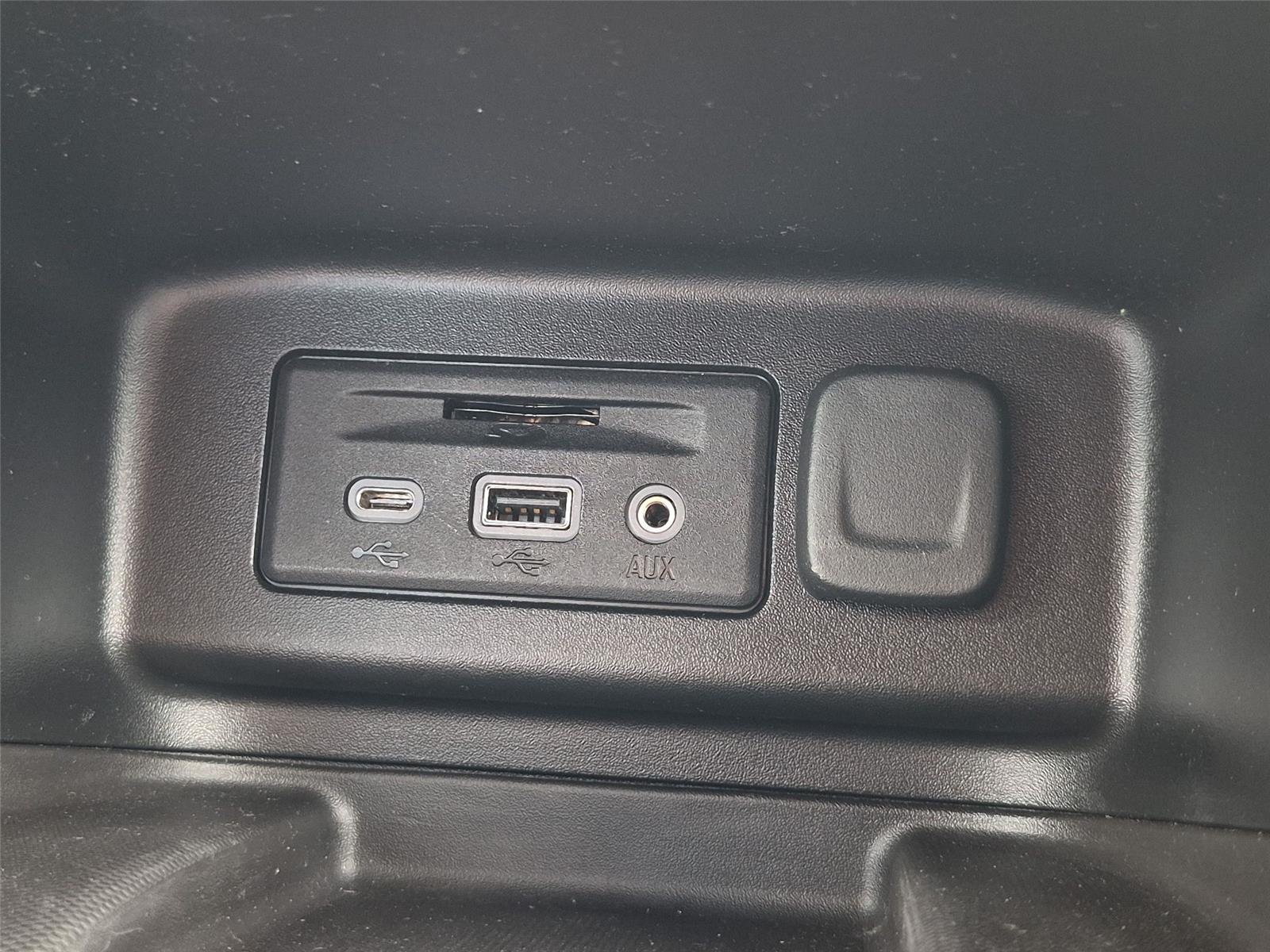 Used 2019 Iridescent Pearl Tricoat Chevrolet Premier image 39