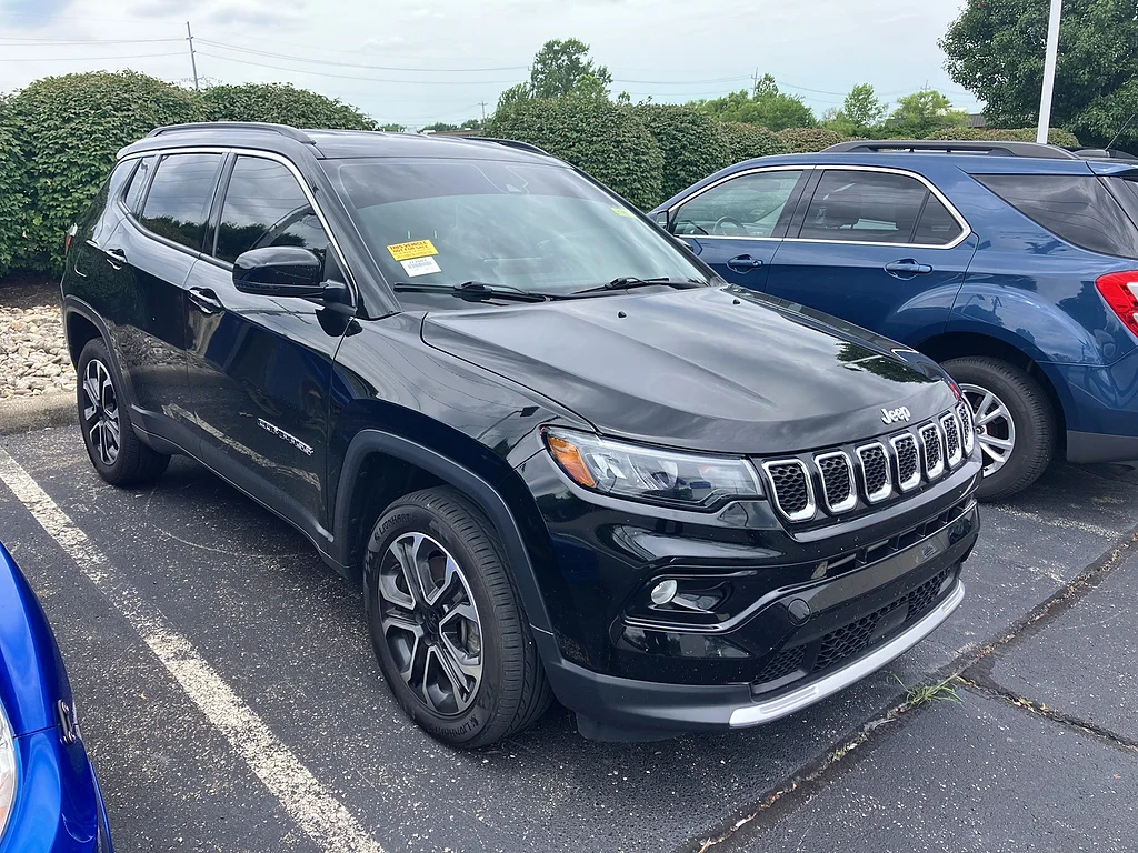 Used 2023 Diamond Black Crystal Pearl Coat Jeep Limited image 1