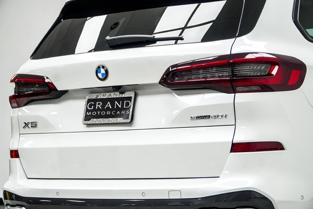 Used 2023 White BMW sDrive40i image 16