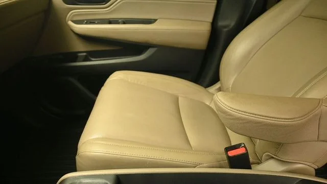Certified Used 2018 Diamond White Honda Touring image 17
