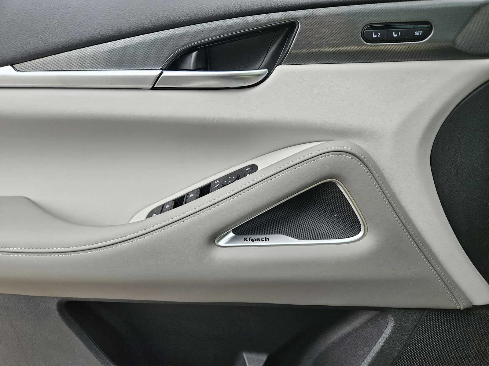 New 2027 HARBOR GRAY INFINITI Luxe FWD image 17