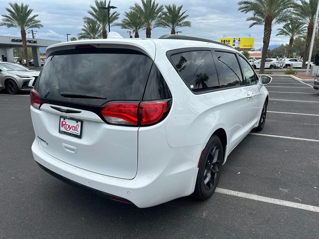 Used 2018 White Chrysler Touring L image 30