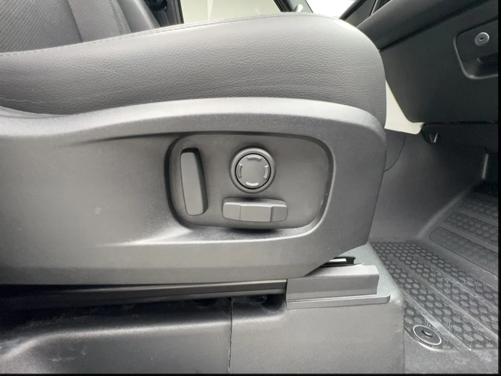 Used 2024 Silver Land Rover S image 34