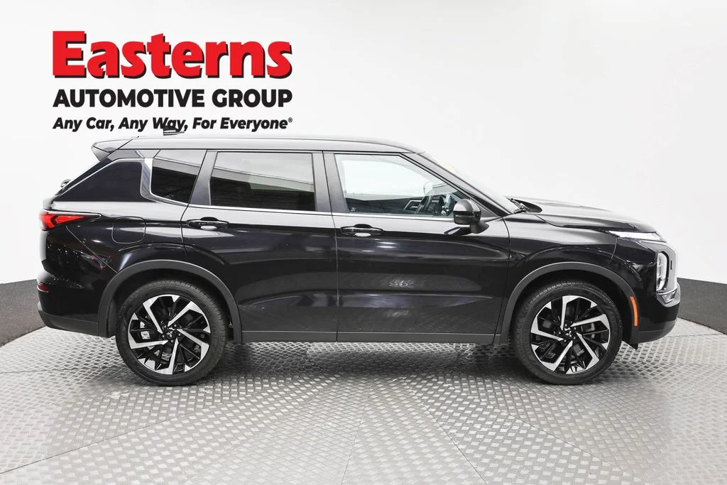 Used 2024 Black Mitsubishi SE image 3
