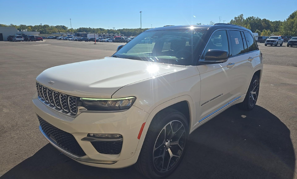 Used 2025 Bright White Clearcoat Jeep Summit Reserve image 3