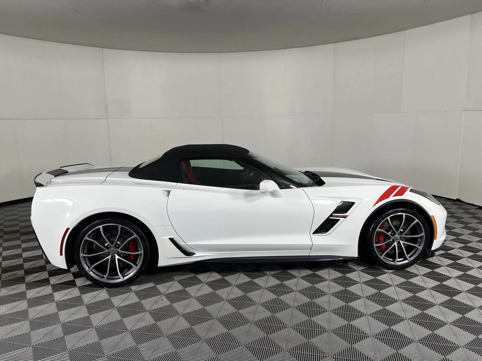 Used 2019 ARCTIC WHITE Chevrolet Grand Sport 2LT image 6