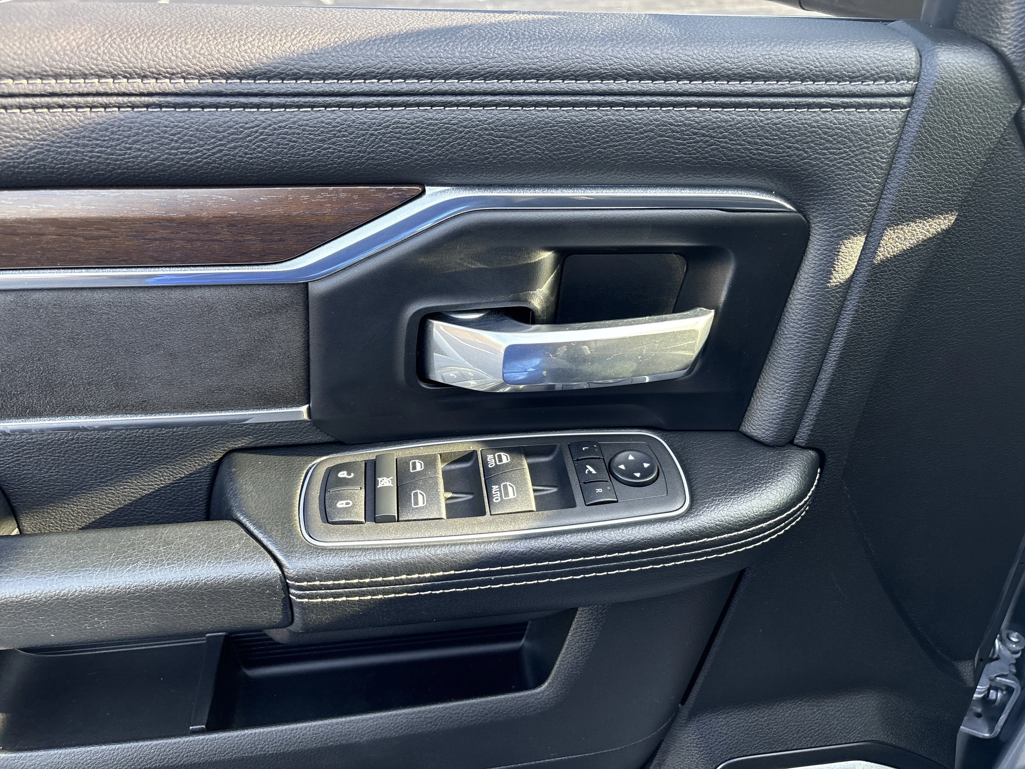 Used 2022 Billet Silver Metallic Clearcoat Ram Laramie image 10