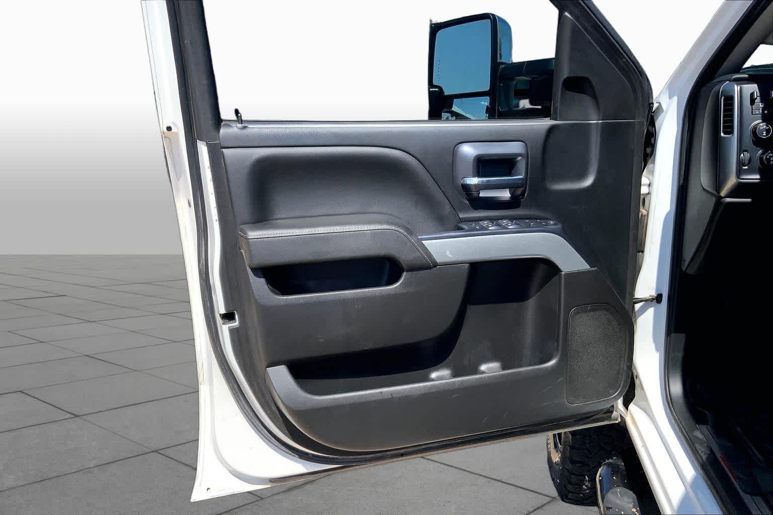 Used 2018 Summit White Chevrolet LT image 20