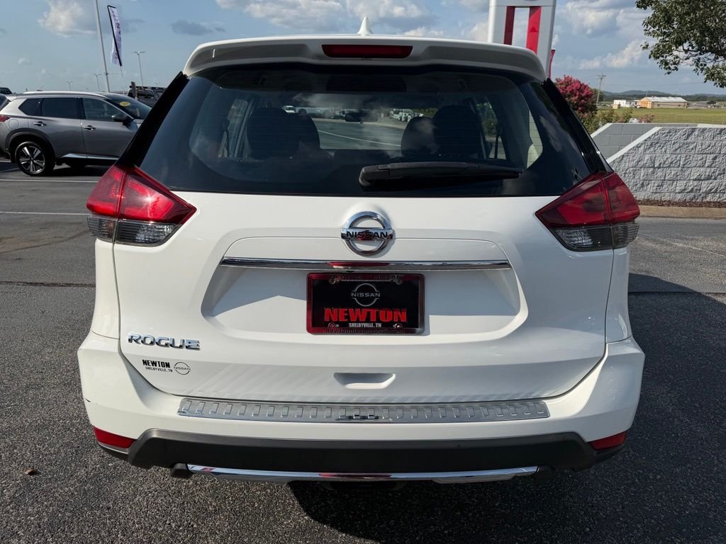 Used 2018 White Nissan S image 31
