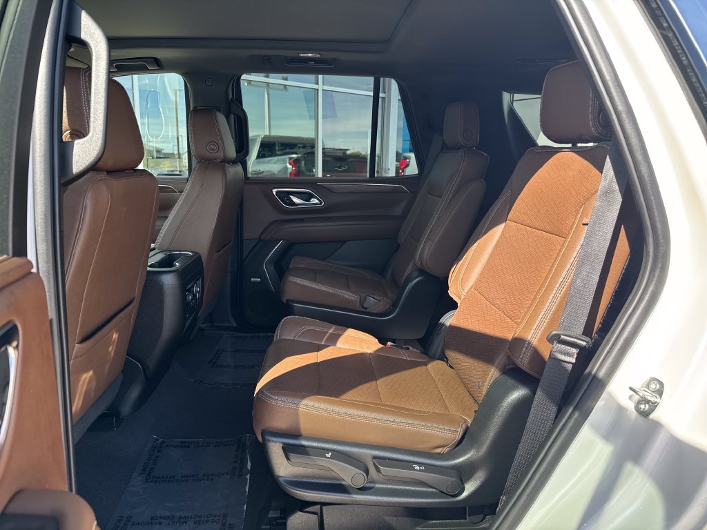Used 2022 IRIDESCENT PEARL TRICOAT Chevrolet High Country image 9
