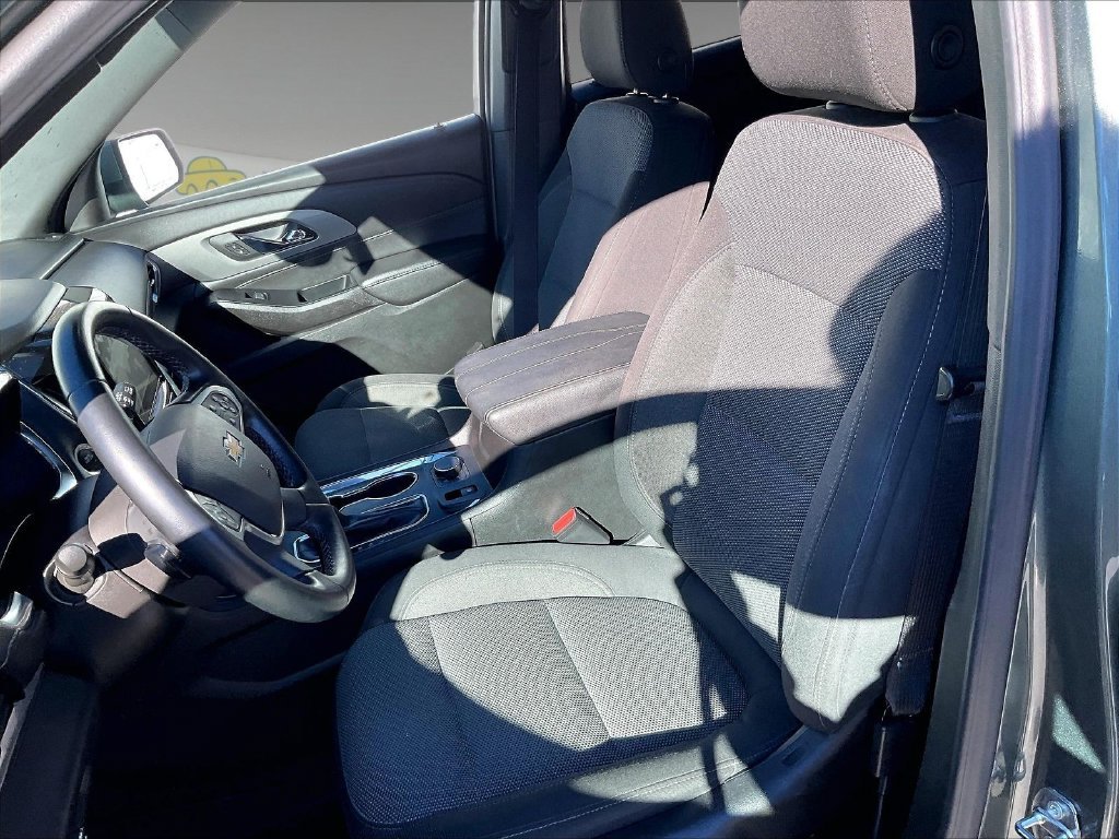 Used 2023 Silver Sage Metallic Chevrolet AWD image 10