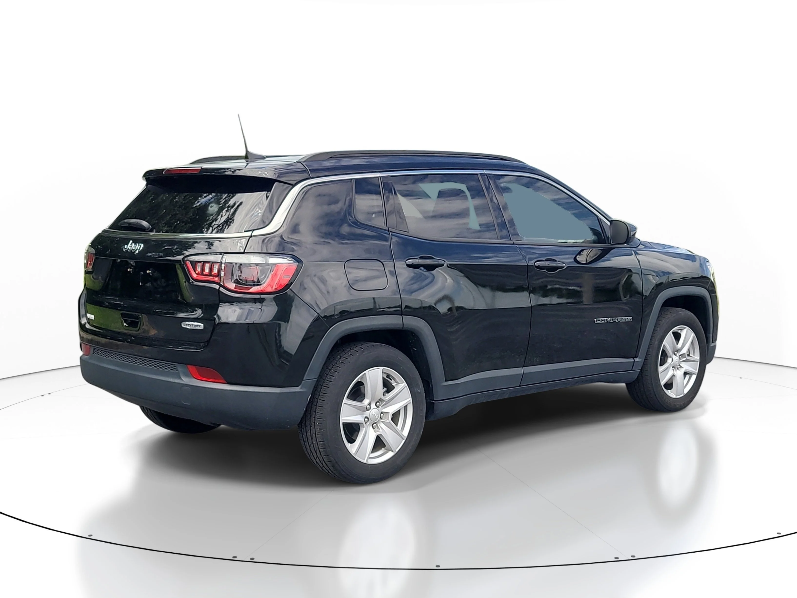 Used 2022 Diamond Black Crystal Pearlcoat Jeep Latitude image 6